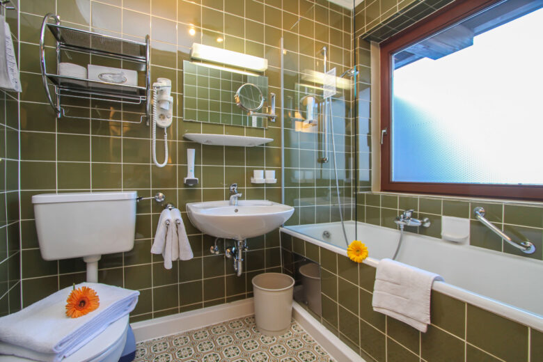 Badezimmer Tiroler Adler helles modernes Tirol