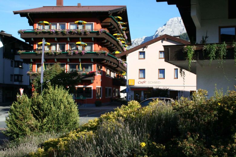 Tiroler Adler Hotel in Waidring im Sommer