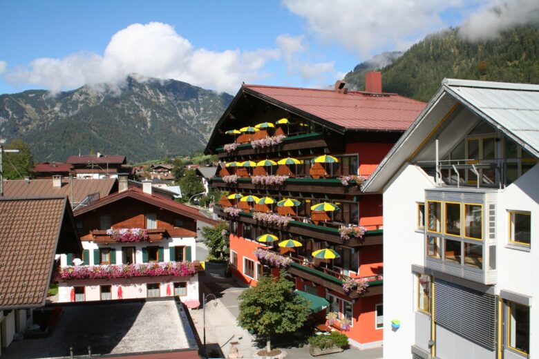 Tiroler Adler Hotel in Waidring im Sommer