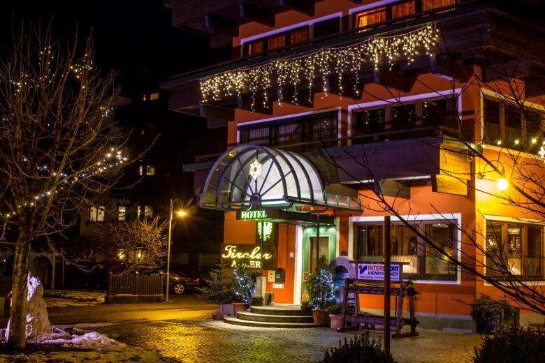 Tiroler Adler Hotel in Waidring bei Nacht