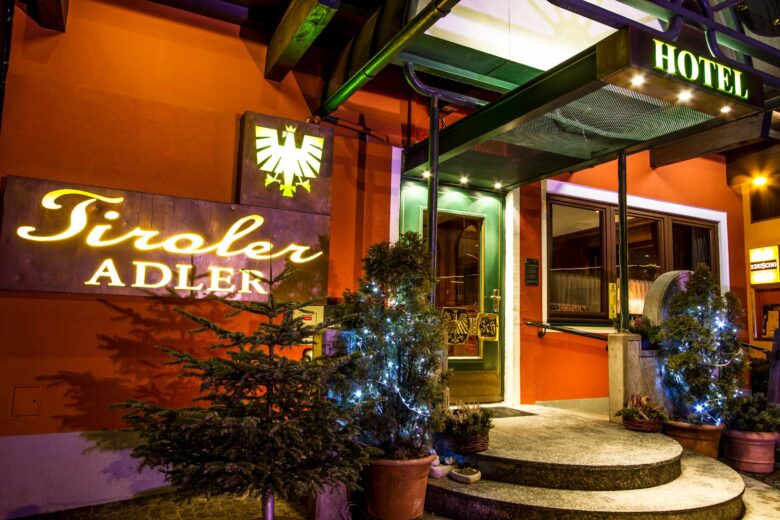 Tiroler Adler Hotel in Waidring bei Nacht